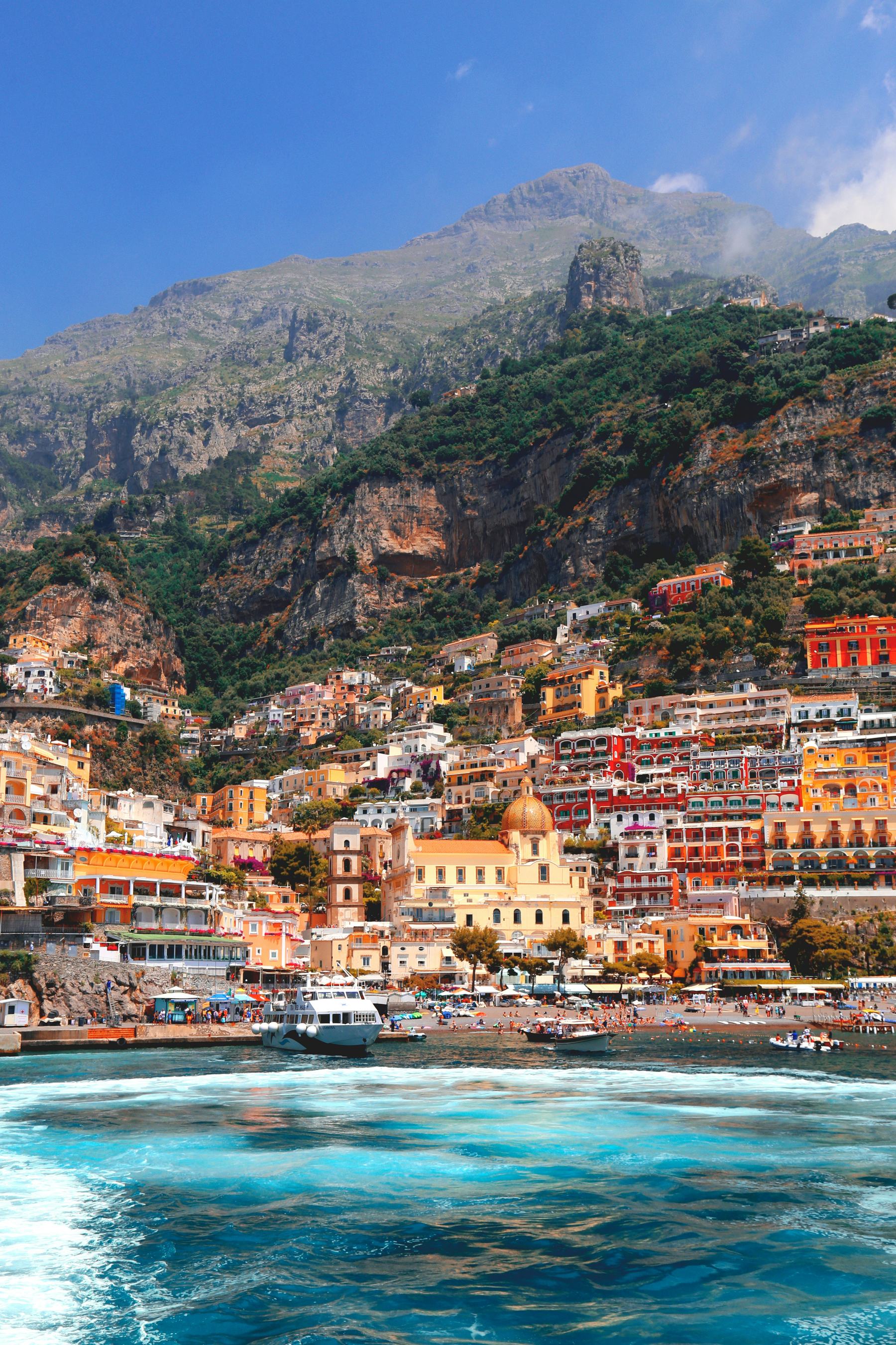 Fargerike hus i terrasser ned mot havet i Positano